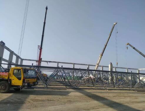 網(wǎng)架加工結(jié)構(gòu)吊裝現(xiàn)場.jpg